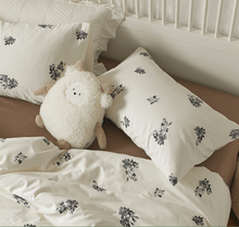 Load image into Gallery viewer, French Flower Painting Bedding Set 花の絵寝具カバー3点/4点セット