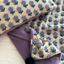 Load image into Gallery viewer, Two-Color Bloom Embossed Blanket フラワーボア ブランケット
