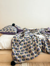 Load image into Gallery viewer, Two-Color Bloom Embossed Blanket フラワーボア ブランケット
