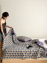 Load image into Gallery viewer, Two-Color Bloom Embossed Blanket フラワーボア ブランケット
