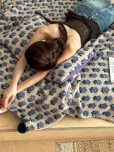 Load image into Gallery viewer, Two-Color Bloom Embossed Blanket フラワーボア ブランケット
