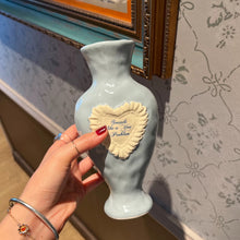 画像をギャラリービューアに読み込む, Blue Heart Whisper Vase パウダーブルーのハート囁き花瓶
