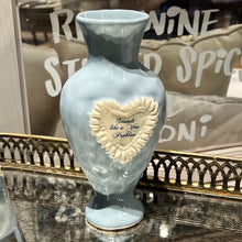 画像をギャラリービューアに読み込む, Blue Heart Whisper Vase パウダーブルーのハート囁き花瓶
