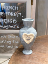 画像をギャラリービューアに読み込む, Blue Heart Whisper Vase パウダーブルーのハート囁き花瓶

