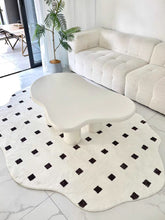 Load image into Gallery viewer, Creamy Irregular Modern Carpet クリーミーモダン不規則ラグ
