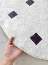 Load image into Gallery viewer, Creamy Irregular Modern Carpet クリーミーモダン不規則ラグ
