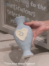 ギャラリービューアBlue Heart Whisper Vase パウダーブルーのハート囁き花瓶に読み込んでビデオを見る
