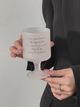 ギャラリービューアFrosted Stem Cup with English Text 英字入りフロストステムグラスに読み込んでビデオを見る
