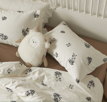 Load image into Gallery viewer, French Flower Painting Bedding Set 花の絵寝具カバー3点/4点セット
