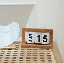 Load image into Gallery viewer, Wooden Calendar Ornament 木製カレンダースタンド
